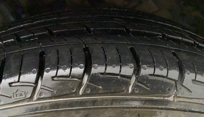 2014 Maruti Ertiga VXI CNG, CNG, Manual, 1,03,325 km, Right Front Tyre Tread