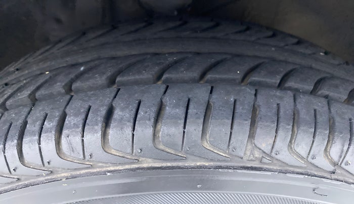2010 Maruti Alto LX, Petrol, Manual, 7,997 km, Right Front Tyre Tread