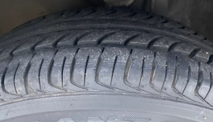 2010 Maruti Alto LX, Petrol, Manual, 7,997 km, Left Front Tyre Tread