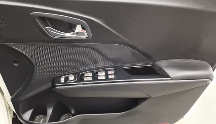 2023 Mahindra XUV300 W8 (O) 1.2 PETROL, Petrol, Manual, 37,292 km, Driver Side Door Panels Control