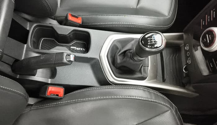 2023 Mahindra XUV300 W8 (O) 1.2 PETROL, Petrol, Manual, 37,292 km, Gear Lever