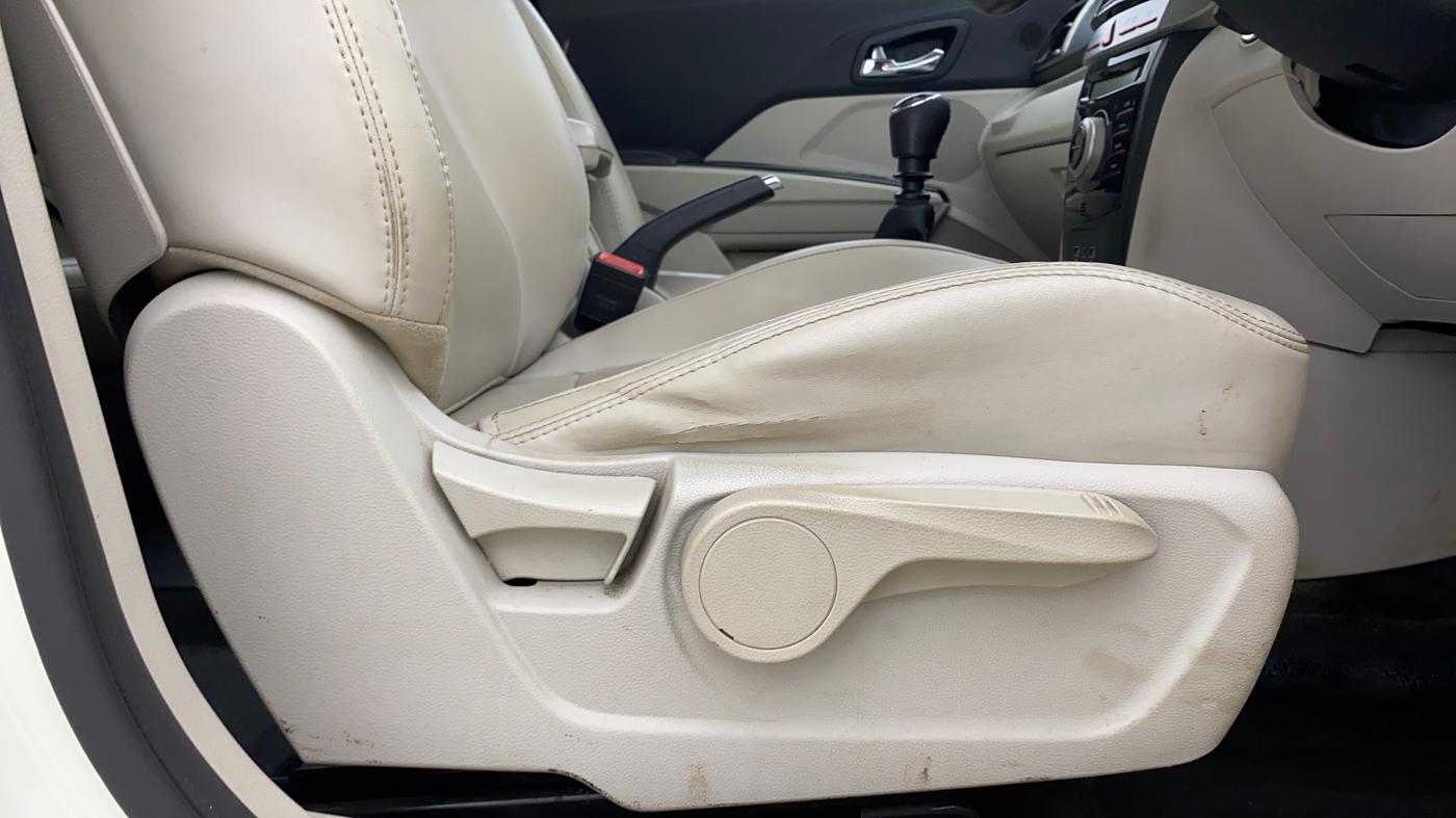2020 Mahindra XUV300 W8 (O) 1.2 PETROL, Petrol, Manual, 42,629 km, Driver Side Adjustment Panel
