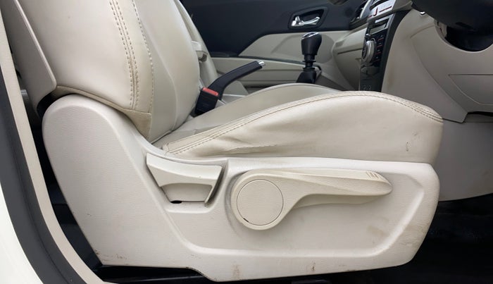 2020 Mahindra XUV300 W8 (O) 1.2 PETROL, Petrol, Manual, 42,702 km, Driver Side Adjustment Panel