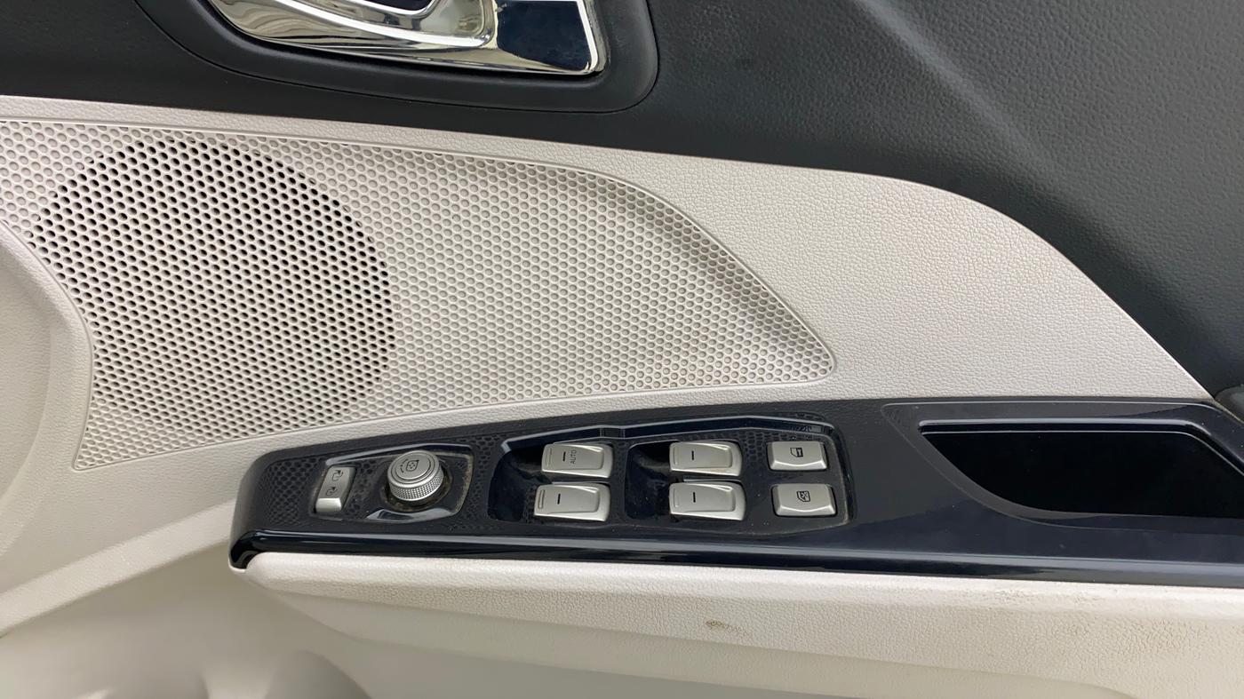 2020 Mahindra XUV300 W8 (O) 1.2 PETROL, Petrol, Manual, 42,629 km, Driver Side Door Panels Control