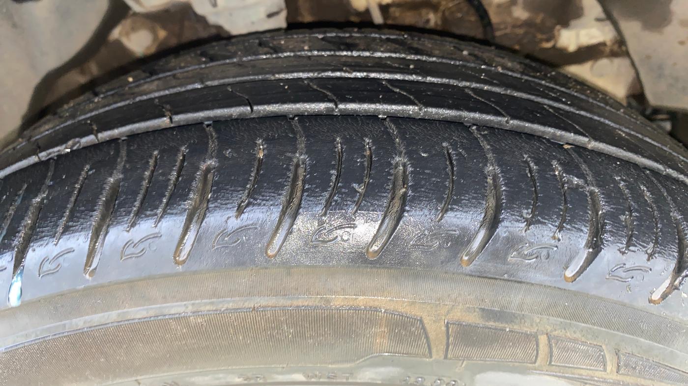 2020 Mahindra XUV300 W8 (O) 1.2 PETROL, Petrol, Manual, 42,629 km, Right Front Tyre Tread