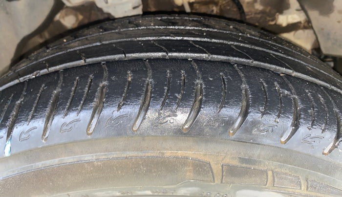 2020 Mahindra XUV300 W8 (O) 1.2 PETROL, Petrol, Manual, 42,702 km, Right Front Tyre Tread