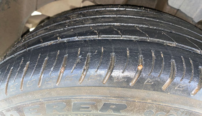 2020 Mahindra XUV300 W8 (O) 1.2 PETROL, Petrol, Manual, 42,702 km, Right Rear Tyre Tread