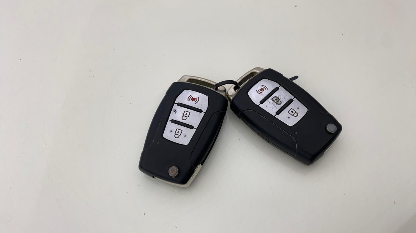 2020 Mahindra XUV300 W8 (O) 1.2 PETROL, Petrol, Manual, 42,629 km, Key Close Up