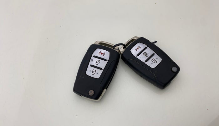 2020 Mahindra XUV300 W8 (O) 1.2 PETROL, Petrol, Manual, 42,702 km, Key Close Up