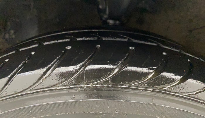 2013 Hyundai Eon MAGNA +, Petrol, Manual, 1,20,028 km, Left Front Tyre Tread