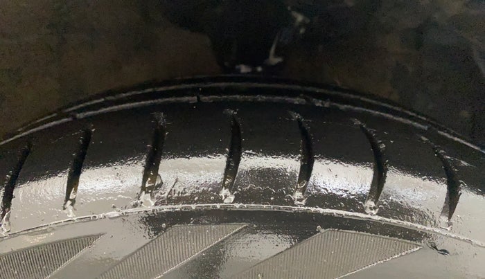 2013 Hyundai Eon MAGNA +, Petrol, Manual, 1,20,028 km, Right Front Tyre Tread