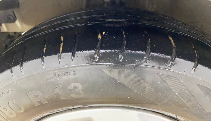 2012 Hyundai i10 MAGNA 1.2, CNG, Manual, 93,204 km, Left Front Tyre Tread