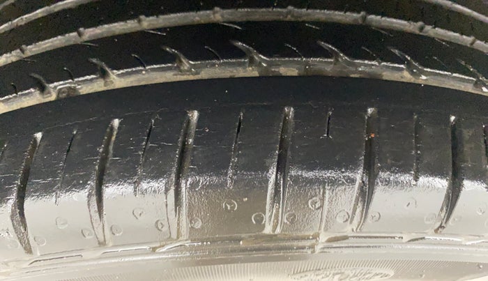 2017 Hyundai Elite i20 ASTA 1.2 (O), Petrol, Manual, 26,246 km, Left Front Tyre Tread