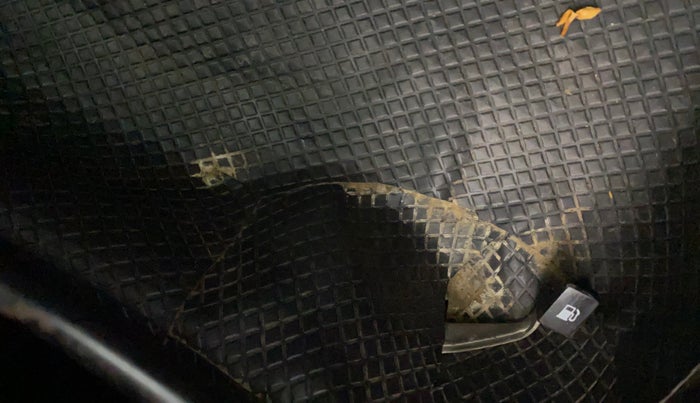 2017 Maruti Swift ZXI, Petrol, Manual, 84,289 km, Flooring - Carpet is minor damage