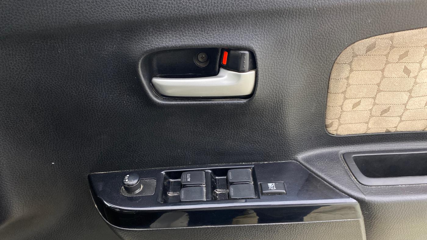 2017 Maruti Wagon R 1.0 VXI, Petrol, Manual, 43,476 km, Driver Side Door Panels Control