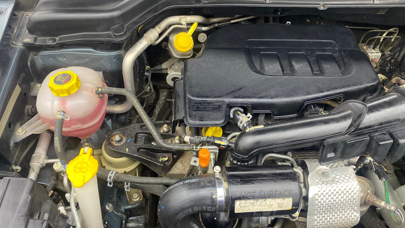 2021 Mahindra XUV300 W8 (O) 1.2 PETROL, Petrol, Manual, 37,567 km, Engine View - Right