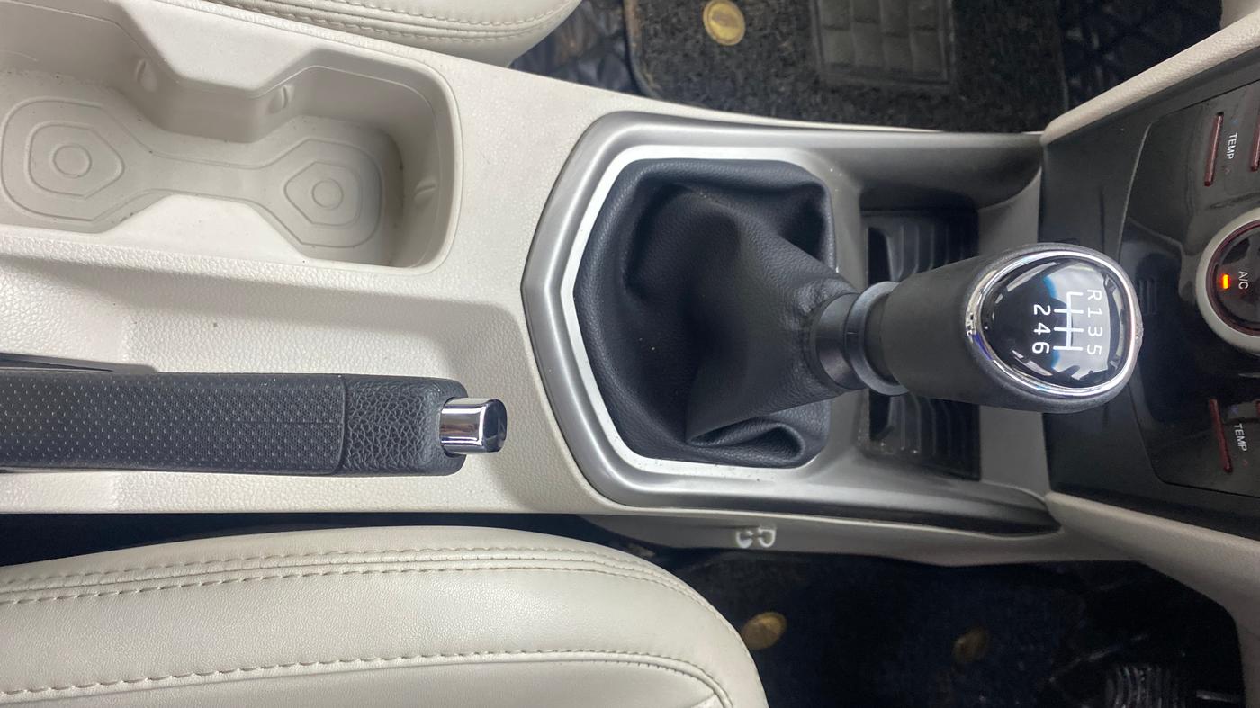 2021 Mahindra XUV300 W8 (O) 1.2 PETROL, Petrol, Manual, 37,567 km, Gear Lever