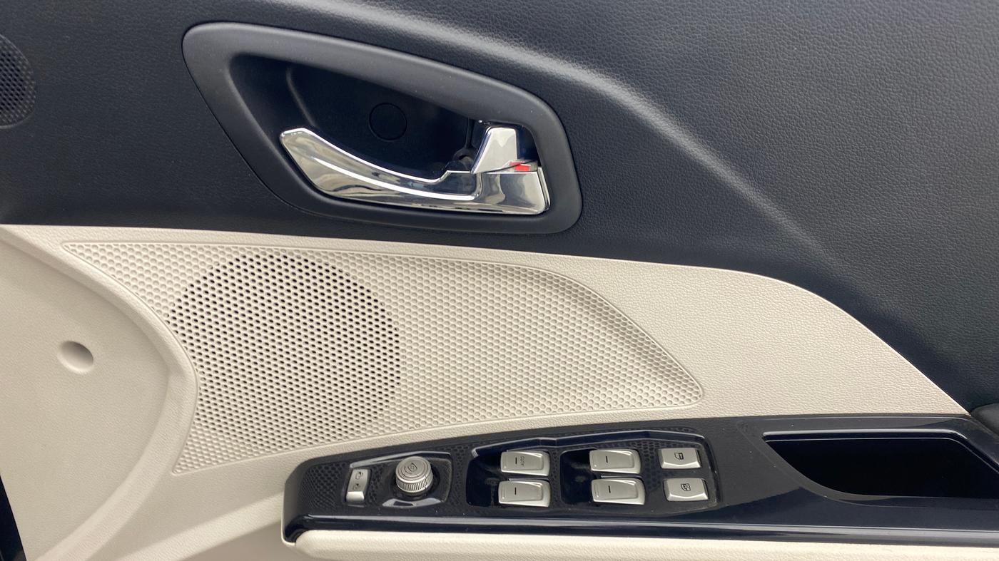 2021 Mahindra XUV300 W8 (O) 1.2 PETROL, Petrol, Manual, 37,567 km, Driver Side Door Panels Control