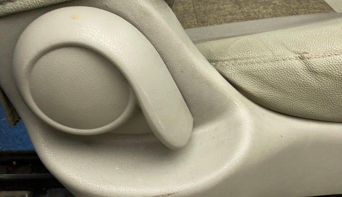 2016 Renault Pulse RXL ABS D, Diesel, Manual, 56,797 km, Driver Side Adjustment Panel