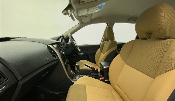 2021 Mahindra XUV500 W7 AT, Diesel, Automatic, 40,111 km, Right Side Front Door Cabin