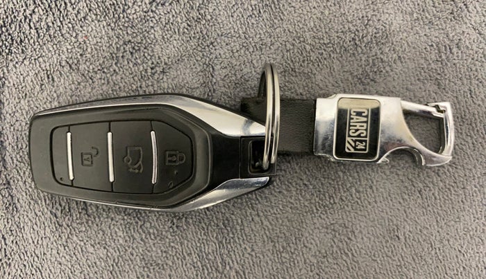 2021 Mahindra XUV500 W7 AT, Diesel, Automatic, 40,111 km, Key Close Up