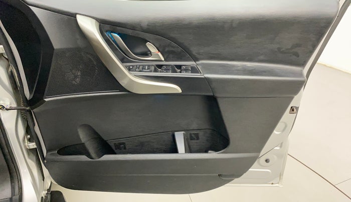 2021 Mahindra XUV500 W7 AT, Diesel, Automatic, 40,111 km, Driver Side Door Panels Control