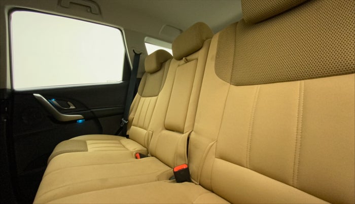 2021 Mahindra XUV500 W7 AT, Diesel, Automatic, 40,111 km, Right Side Rear Door Cabin