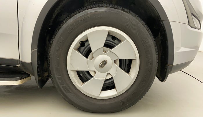 2021 Mahindra XUV500 W7 AT, Diesel, Automatic, 40,111 km, Right Front Wheel