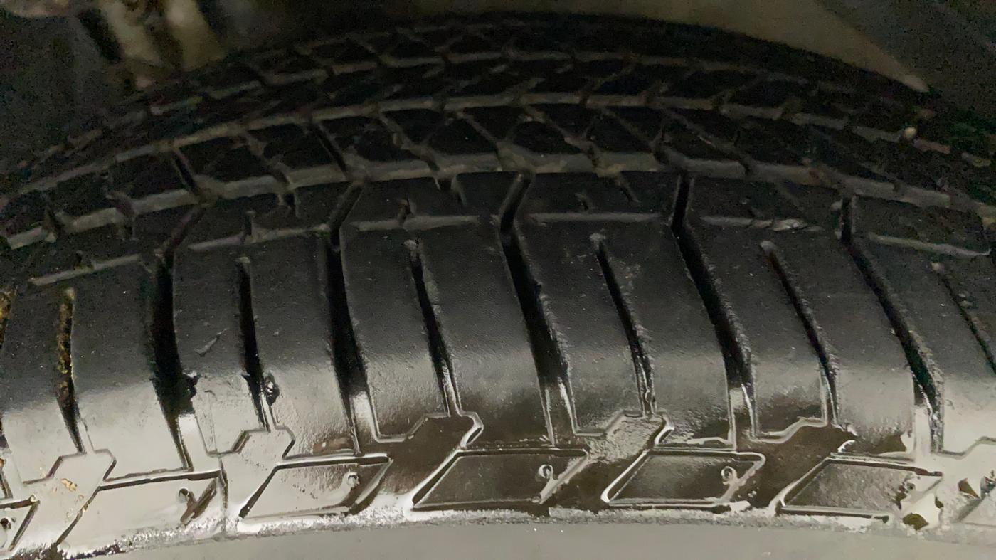 2021 Mahindra XUV500 W7 AT, Diesel, Automatic, 40,111 km, Right Front Tyre Tread
