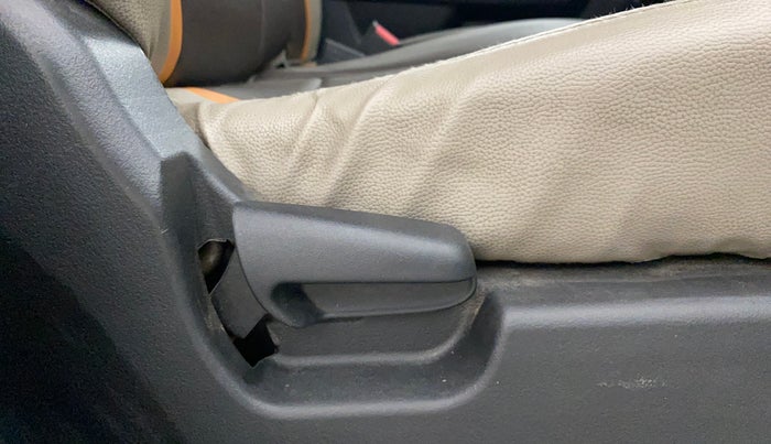 2016 Maruti Wagon R 1.0 VXI (O) AMT, CNG, Automatic, 99,735 km, Driver Side Adjustment Panel