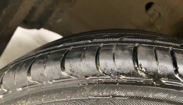 2016 Maruti Wagon R 1.0 VXI (O) AMT, CNG, Automatic, 99,735 km, Left Front Tyre Tread