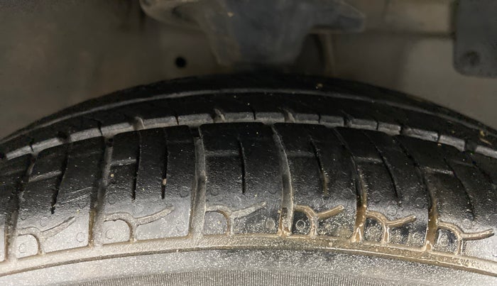 2018 Hyundai Eon ERA +, Petrol, Manual, 76,807 km, Right Front Tyre Tread