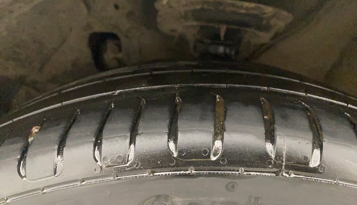 2013 Hyundai Verna FLUIDIC 1.6 VTVT SX, Petrol, Manual, 1,35,690 km, Left Front Tyre Tread