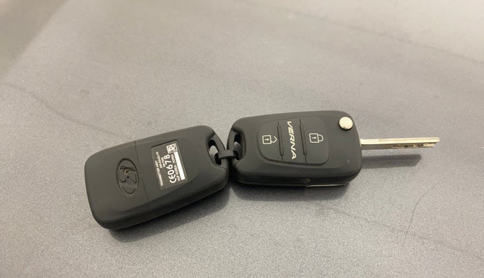 2013 Hyundai Verna FLUIDIC 1.6 VTVT SX, Petrol, Manual, 1,35,690 km, Key Close Up