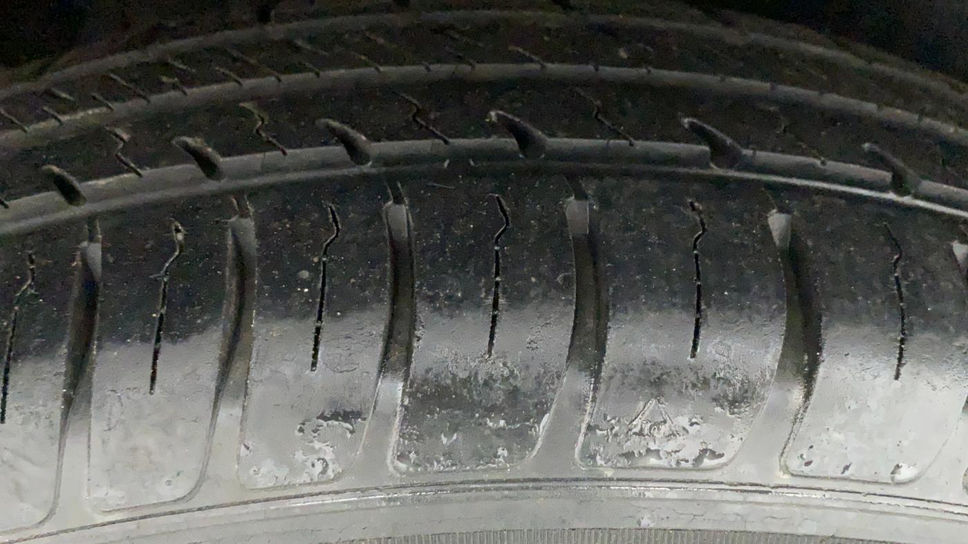 2018 Maruti Dzire VXI AMT, Petrol, Automatic, 16,568 km, Right Rear Tyre Tread