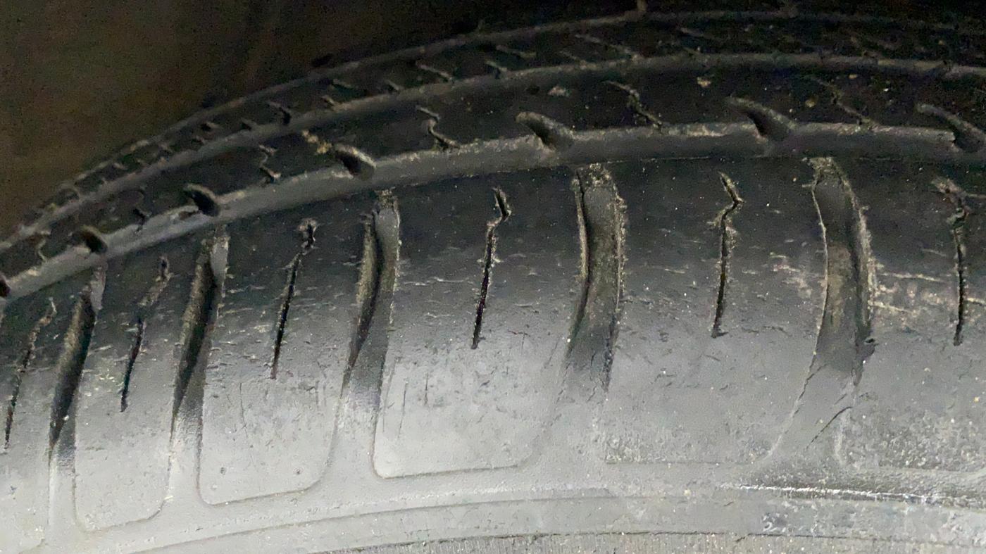 2018 Maruti Dzire VXI AMT, Petrol, Automatic, 16,568 km, Right Front Tyre Tread