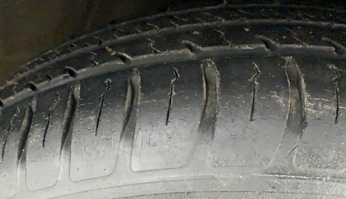 2018 Maruti Dzire VXI AMT, Petrol, Automatic, 16,568 km, Right Front Tyre Tread