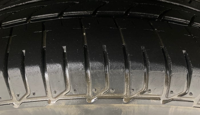 2018 Maruti Ertiga VXI, Petrol, Manual, 47,421 km, Left Rear Tyre Tread