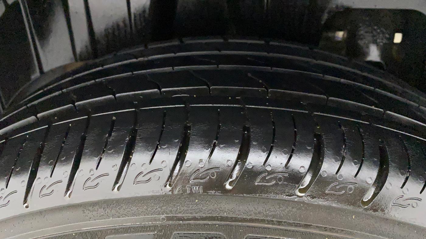 2022 Mahindra XUV300 W8(O) TURBO GDI, Petrol, Manual, 16,155 km, Right Rear Tyre Tread