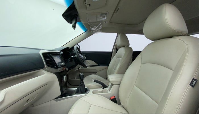 2022 Mahindra XUV300 W8(O) TURBO GDI, Petrol, Manual, 16,155 km, Right Side Front Door Cabin