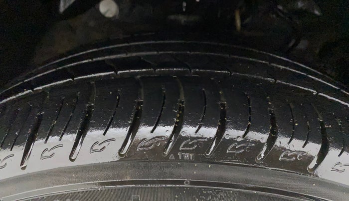 2022 Mahindra XUV300 W8(O) TURBO GDI, Petrol, Manual, 16,155 km, Right Front Tyre Tread