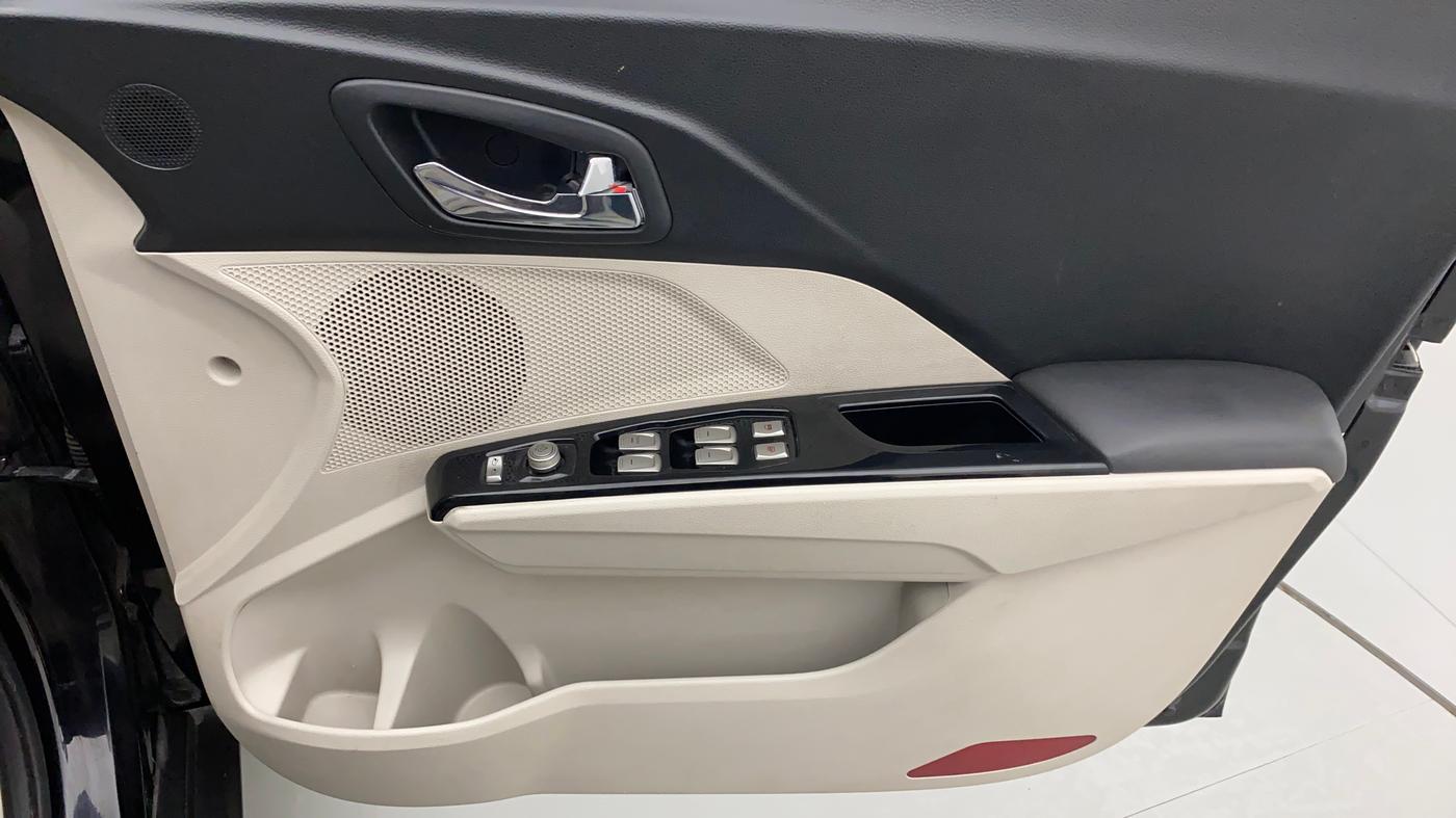 2022 Mahindra XUV300 W8(O) TURBO GDI, Petrol, Manual, 16,155 km, Driver Side Door Panels Control