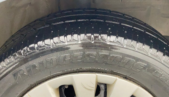 2011 Toyota Etios Liva G, Petrol, Manual, 34,111 km, Right Front Tyre Tread