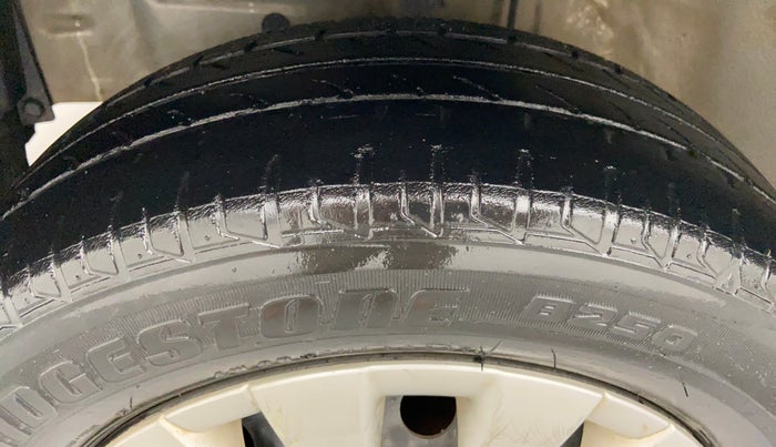 2011 Toyota Etios Liva G, Petrol, Manual, 34,111 km, Left Front Tyre Tread