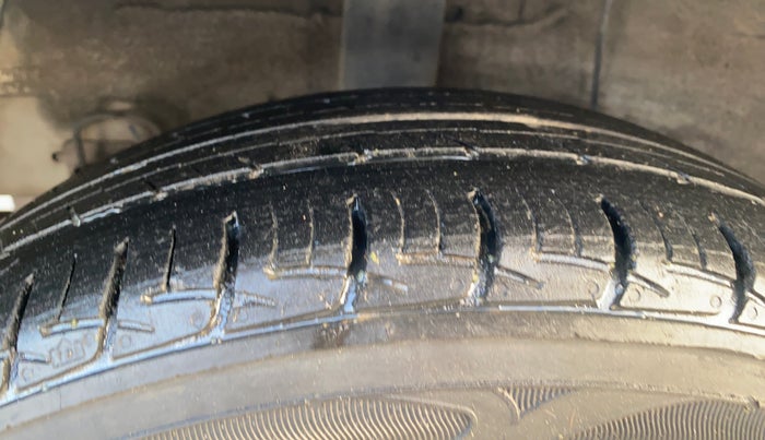 2018 Hyundai Grand i10 SPORTZ 1.2 KAPPA VTVT DUAL TONE, Petrol, Manual, 1,19,801 km, Right Rear Tyre Tread