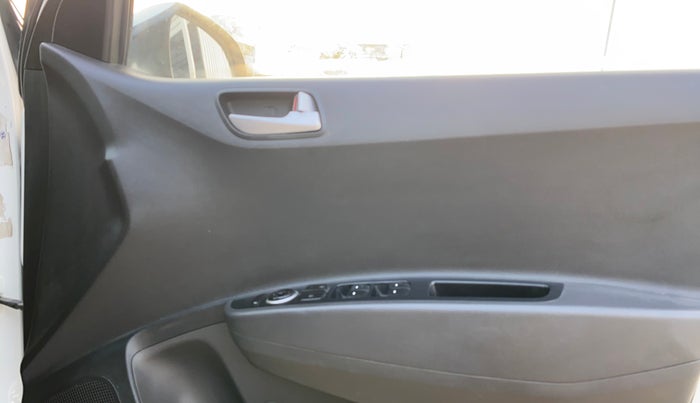 2018 Hyundai Grand i10 SPORTZ 1.2 KAPPA VTVT DUAL TONE, Petrol, Manual, 1,19,801 km, Driver Side Door Panels Control