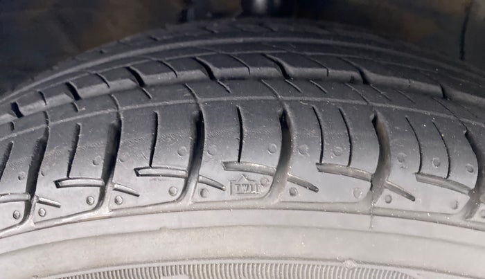 2018 Hyundai Grand i10 Magna 1.2 AT  VTVT, Petrol, Automatic, 44,200 km, Right Front Tyre Tread