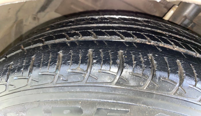 2014 Maruti Ertiga VXI, Petrol, Manual, 1,16,437 km, Left Front Tyre Tread