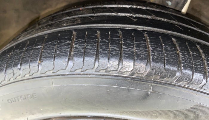 2014 Maruti Ertiga VXI, Petrol, Manual, 1,16,437 km, Right Front Tyre Tread
