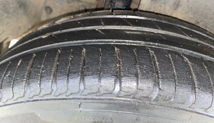 2014 Maruti Ertiga VXI, Petrol, Manual, 1,16,437 km, Right Rear Tyre Tread